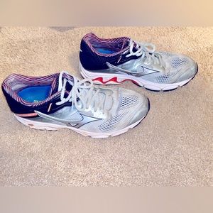 MIZUNO TENNIS SHOES SIZE 11